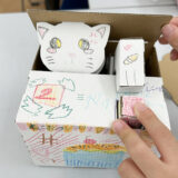 小１・8月の工作①ねこのちょきんばこ