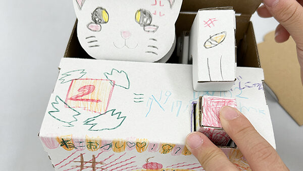 小１・8月の工作①ねこのちょきんばこ