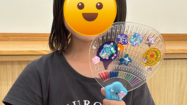 小１・7月の工作①光るうちわ