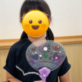 小１・7月の工作②光るうちわ