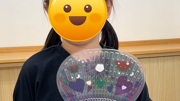 小１・7月の工作②光るうちわ